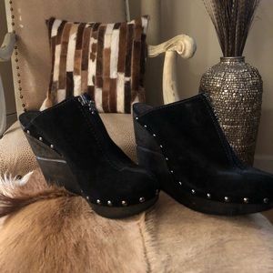 Diane Furstenberg black suede wedge Size 9 1/2 M.